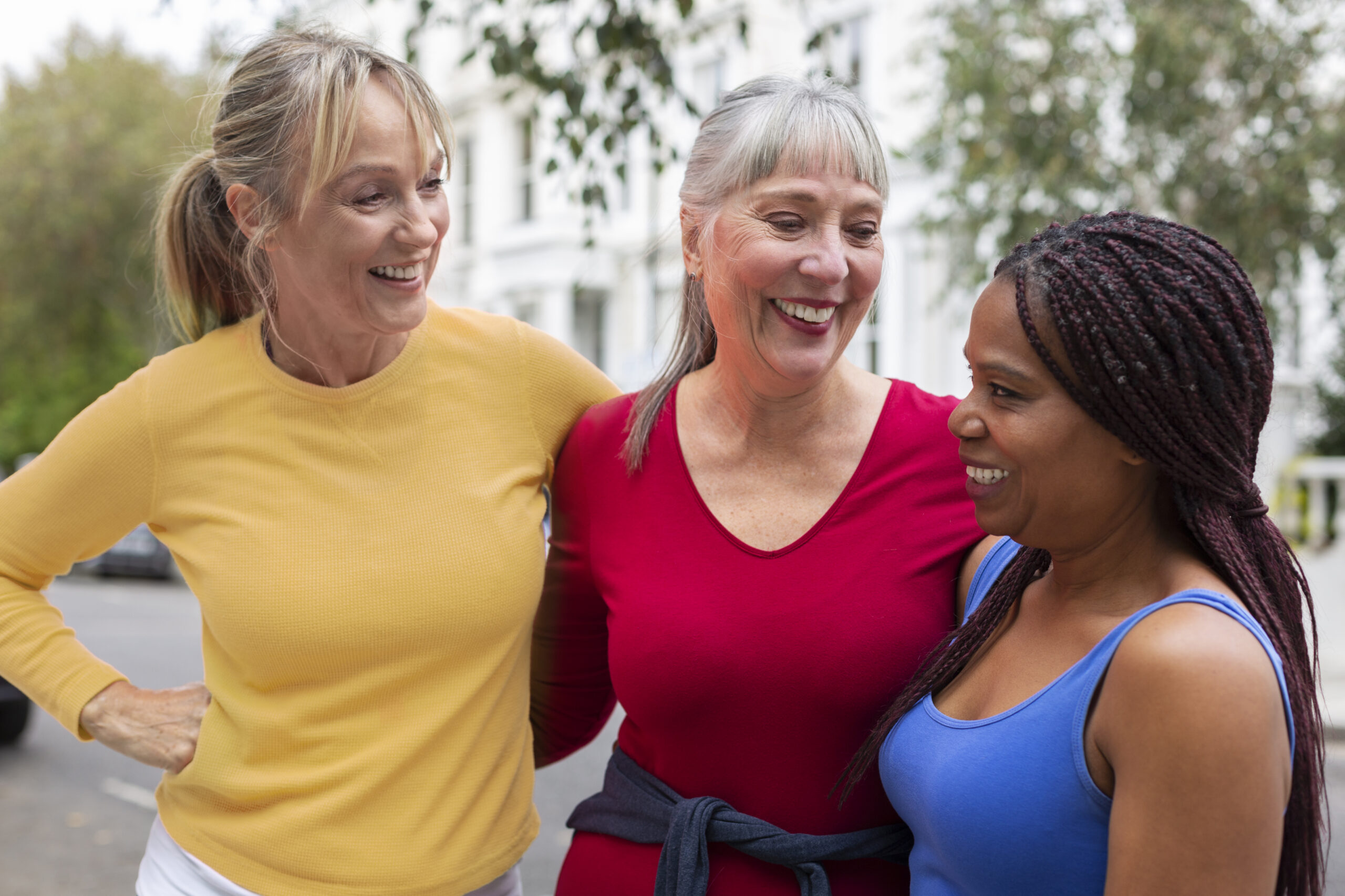 medium-shot-women-hanging-out