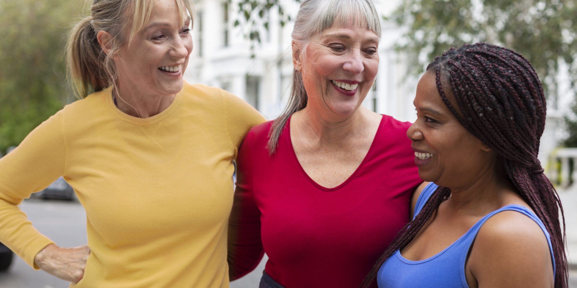 medium-shot-women-hanging-out